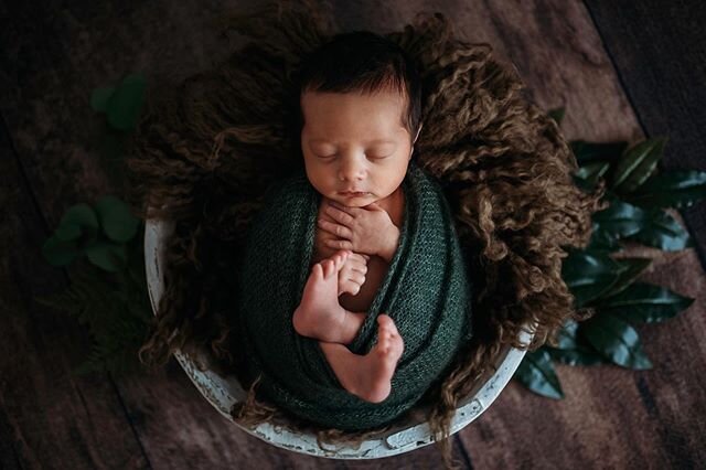 Isn&rsquo;t he a doll? I mean no really! He looks just like one 👶🏻 &bull;
&bull;
&bull;
&bull;
&bull;
#arizonanewbornbabyphotographer #newbornphotographer #newbornsession #newbornphotographer #arizona #phoenixphotographer #goodyearphotographer #b1w