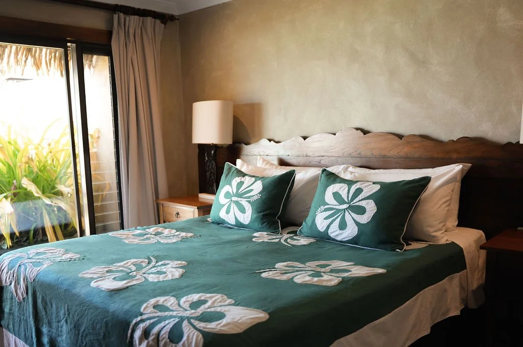 Linen/cotton Green with white hibiscus bedcover