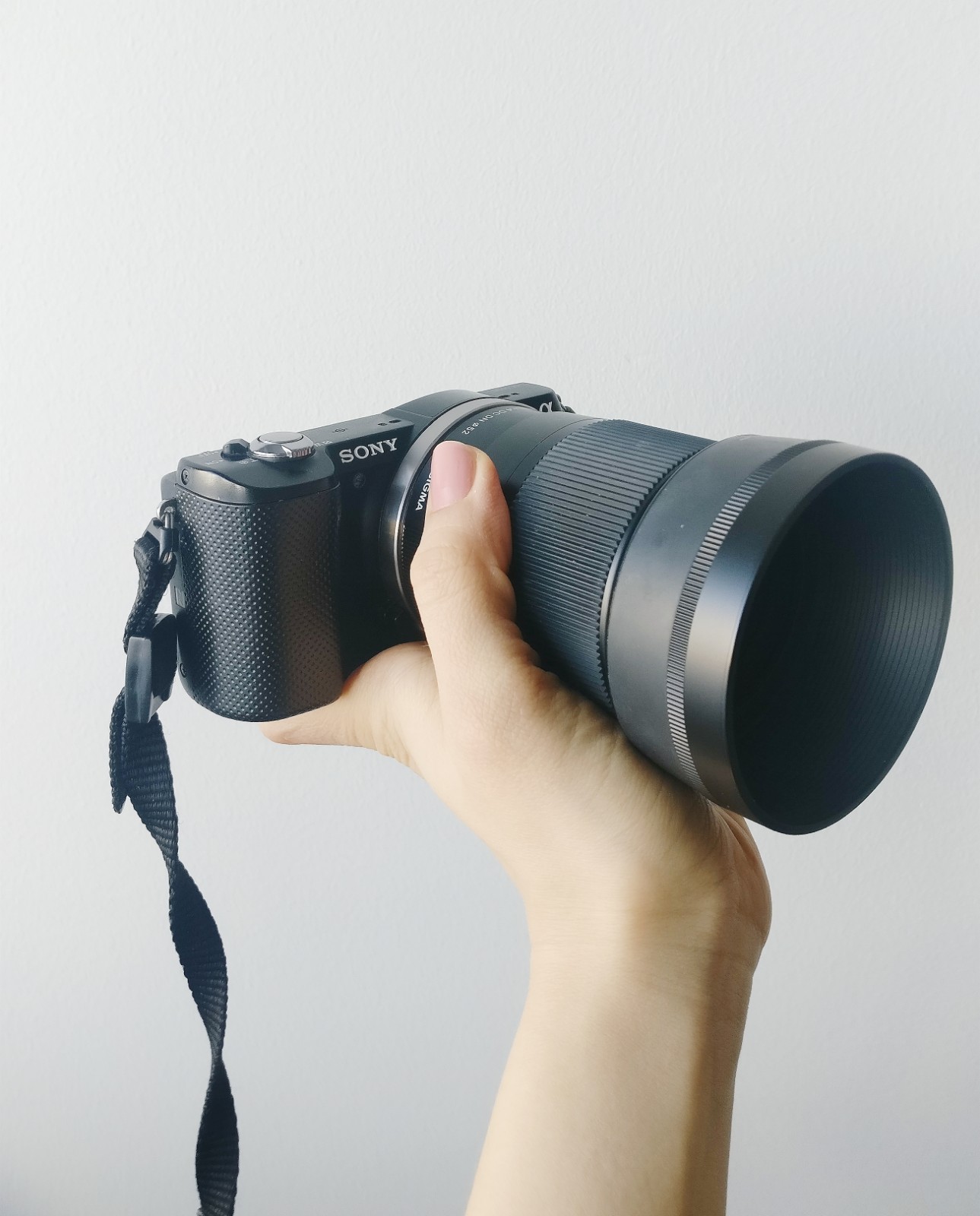 Tällä hetkellä käytän IG-kuvasisältöjen kuvaamiseen Sony α5000 kevyttä järjestelmäkameraa sekä toki usein myös puhelintani.