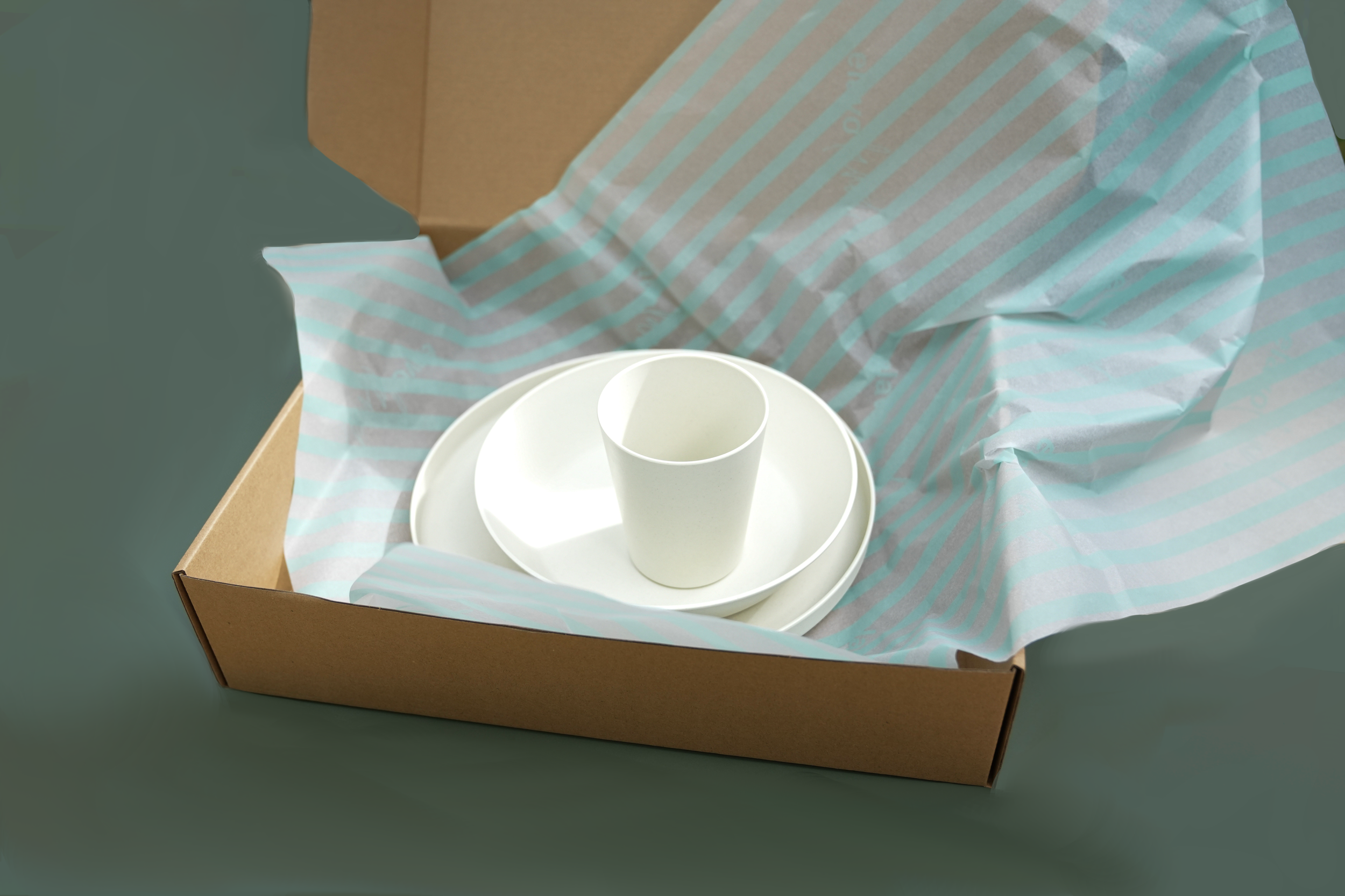 elavoland-kids-dinnerware-set-plate-cup-box.png