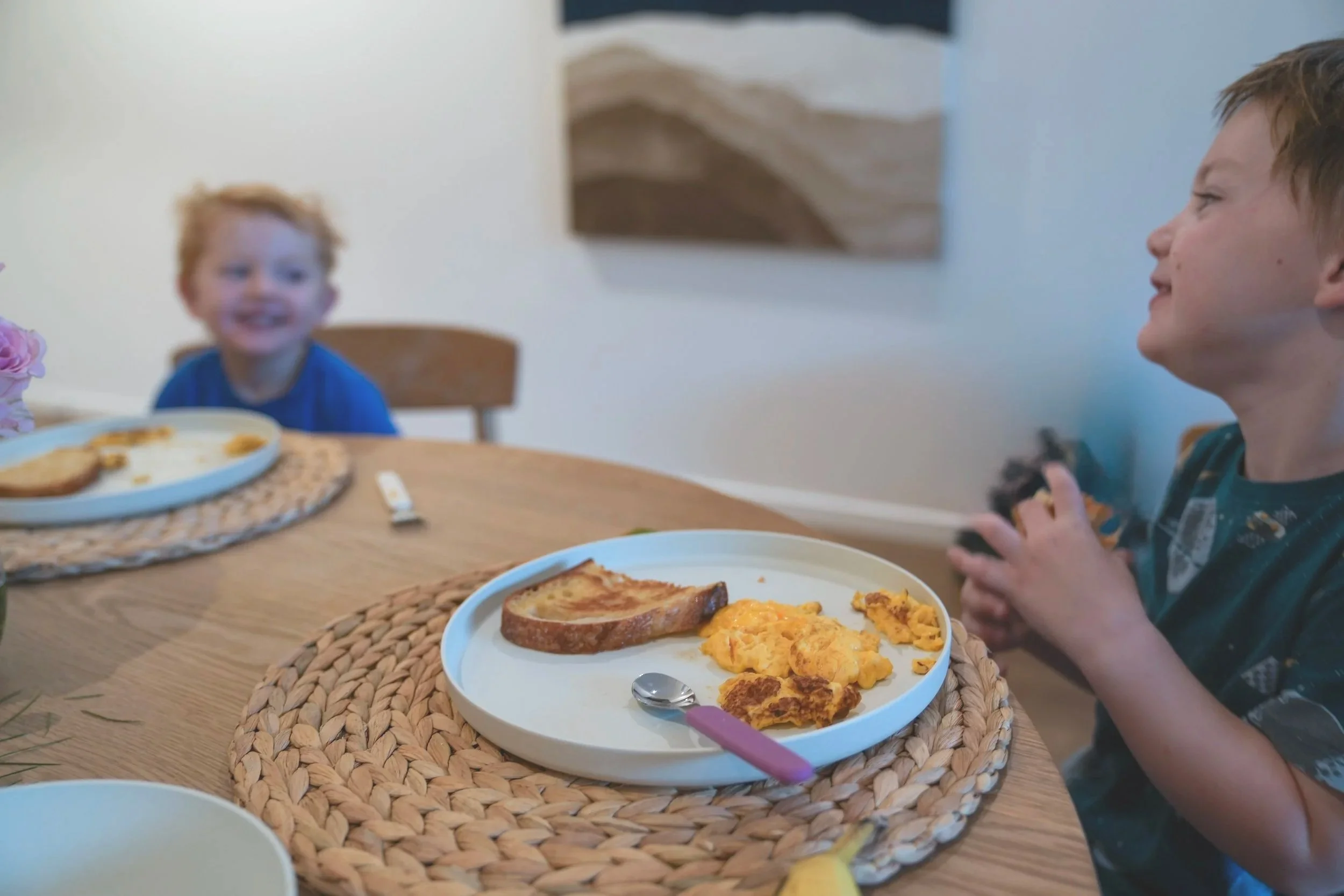 elavoland-family-dining-kids.jpg
