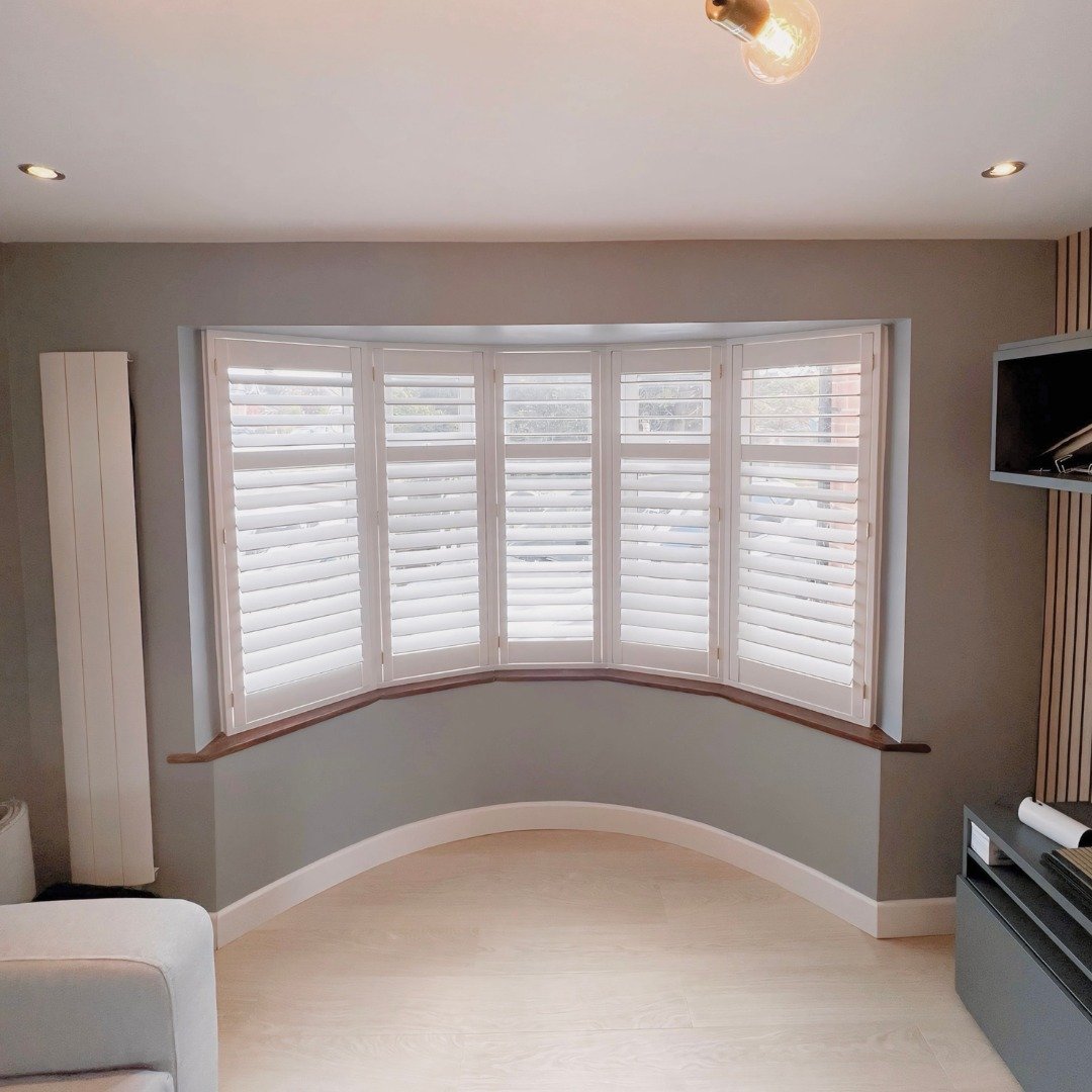 Transforming Bay Windows with Timeless Elegance! 

Our Full Height Shutters Add a Touch of Sophistication and Charm to This Bay Window. This Customer Opted for 76mm Medium Slats, Pure White Colourway and Antique Brass Hinges, The Perfect Touch! 🏡 

