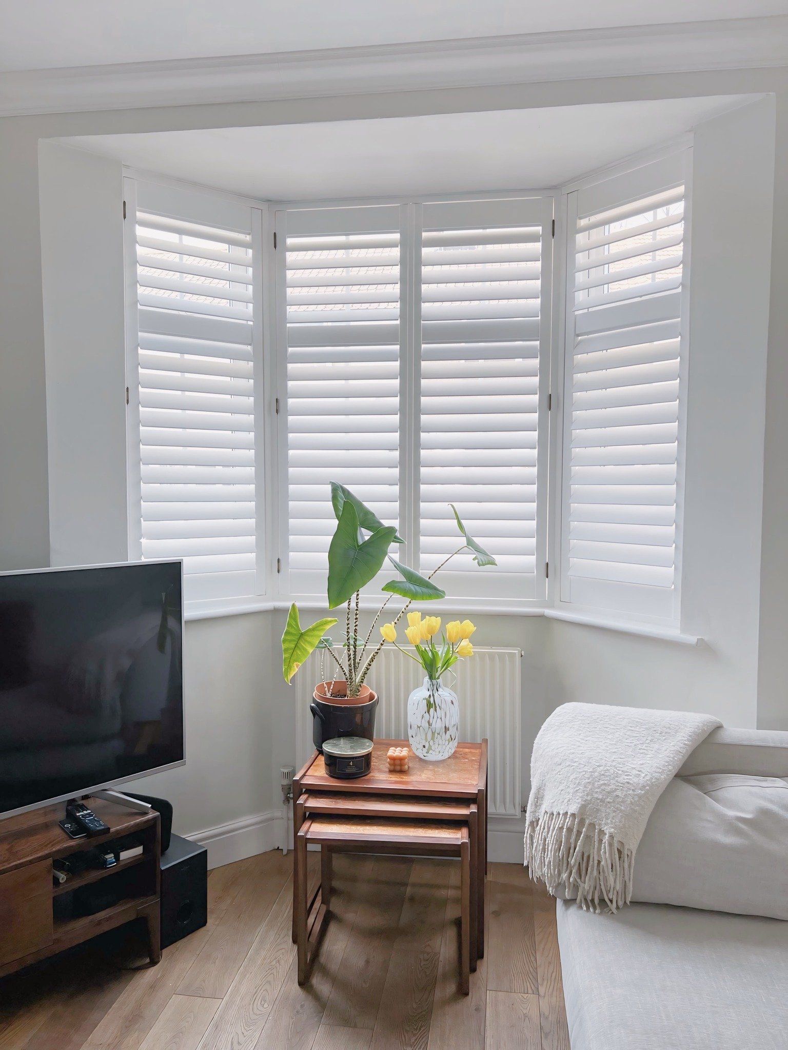 Brighten Up Your Home This Spring/Summer with Our Stunning Shutters! 🌞

A Recent Installation of our Full Height Shutters in Pure White, Featuring 76mm Medium Slats and a Midrail Bar Perfectly Aligned with The Window Design. Finished with Antique Br