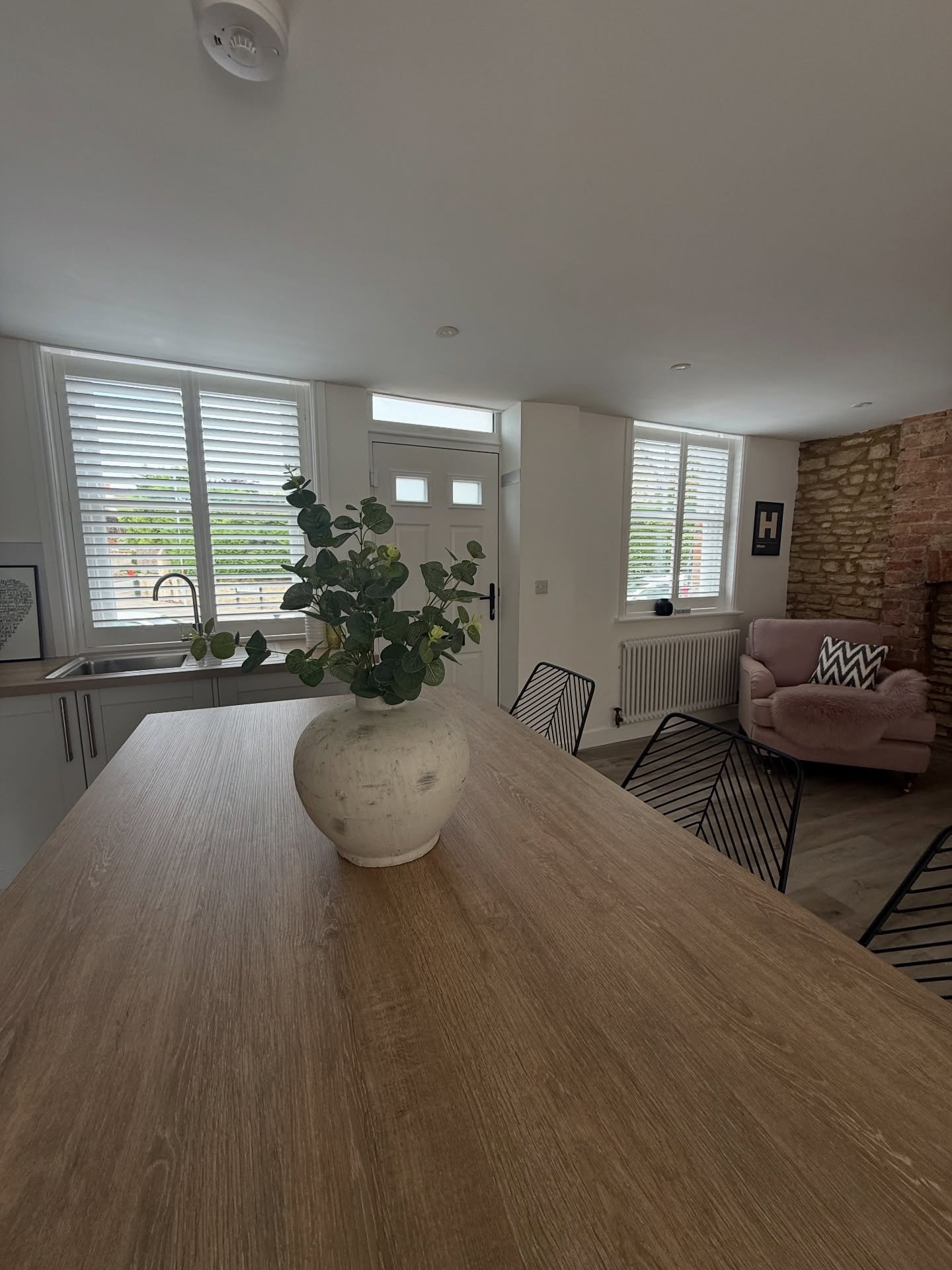 The secret to a perfectly put-together room? It&rsquo;s the windows. 👀

Custom shutters aren&rsquo;t just an accessory&mdash;they&rsquo;re the architectural feature that ties everything together while serving multiple purposes: Light, privacy, tempe