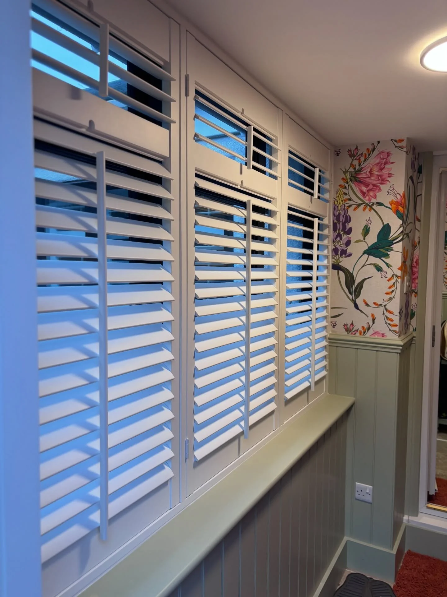 The perfect entrance 🏡.

Centre tilt rods are great if you are looking for the more traditional feel of shutters. This style has been popular for over 250 years and still doesn&rsquo;t disappoint!

#shutters #tiltrod #centretiltrod #homedecor