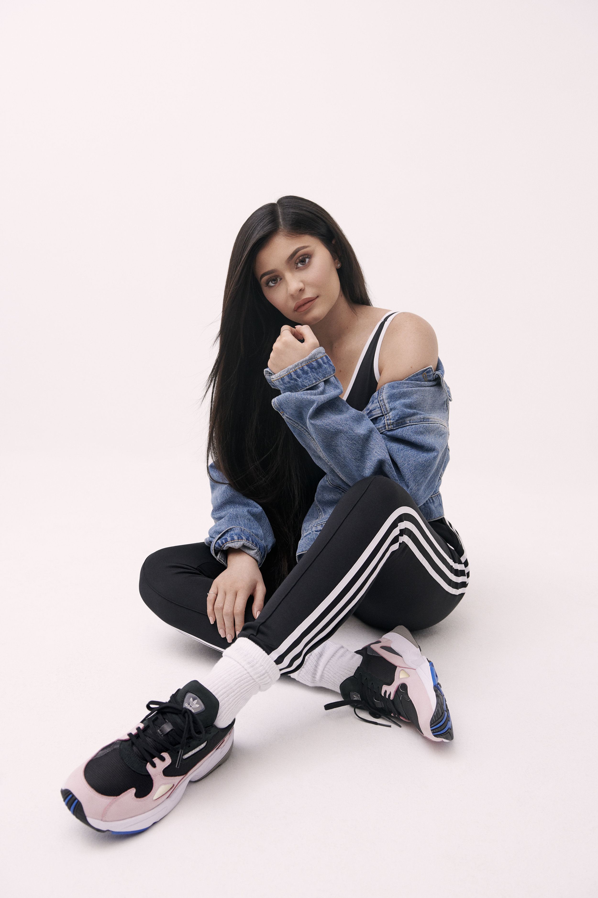 AdidasOriginal_FW18_Falcon_B28126_Look1_FullBody_0335_03.jpg