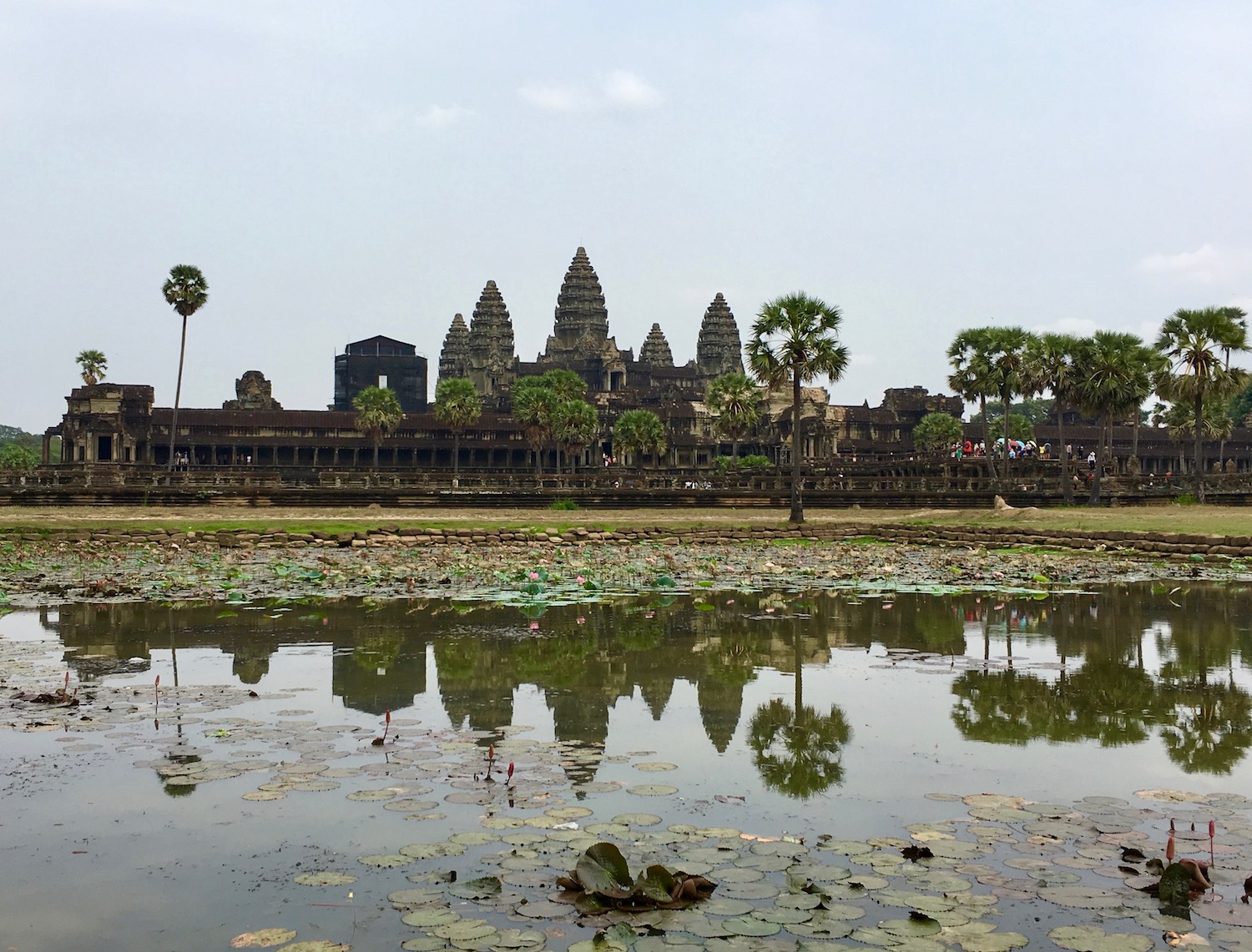 Angkor Wat, no mormaço escaldante do meio dia. Foto: Patti Neves