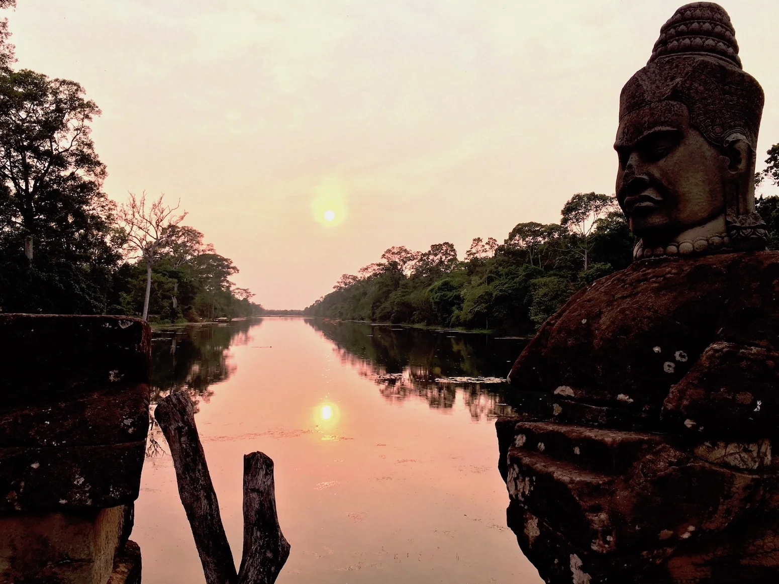Deva em ponte de Agkor Thom, Camboja. Foto: Patti Neves