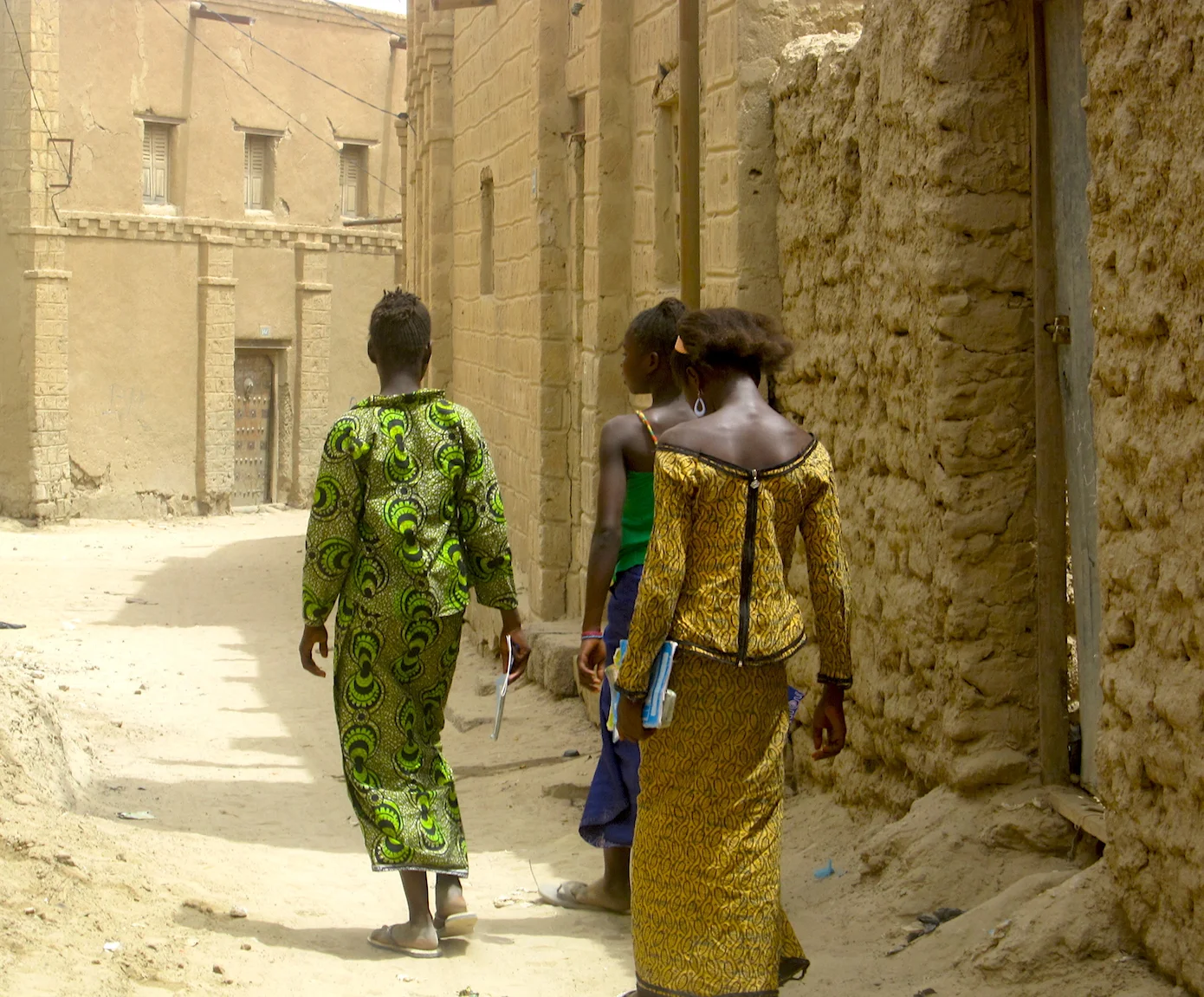 Meninas indo à escola em Tombuctu (Timbuktu). Foto: Patti Neves