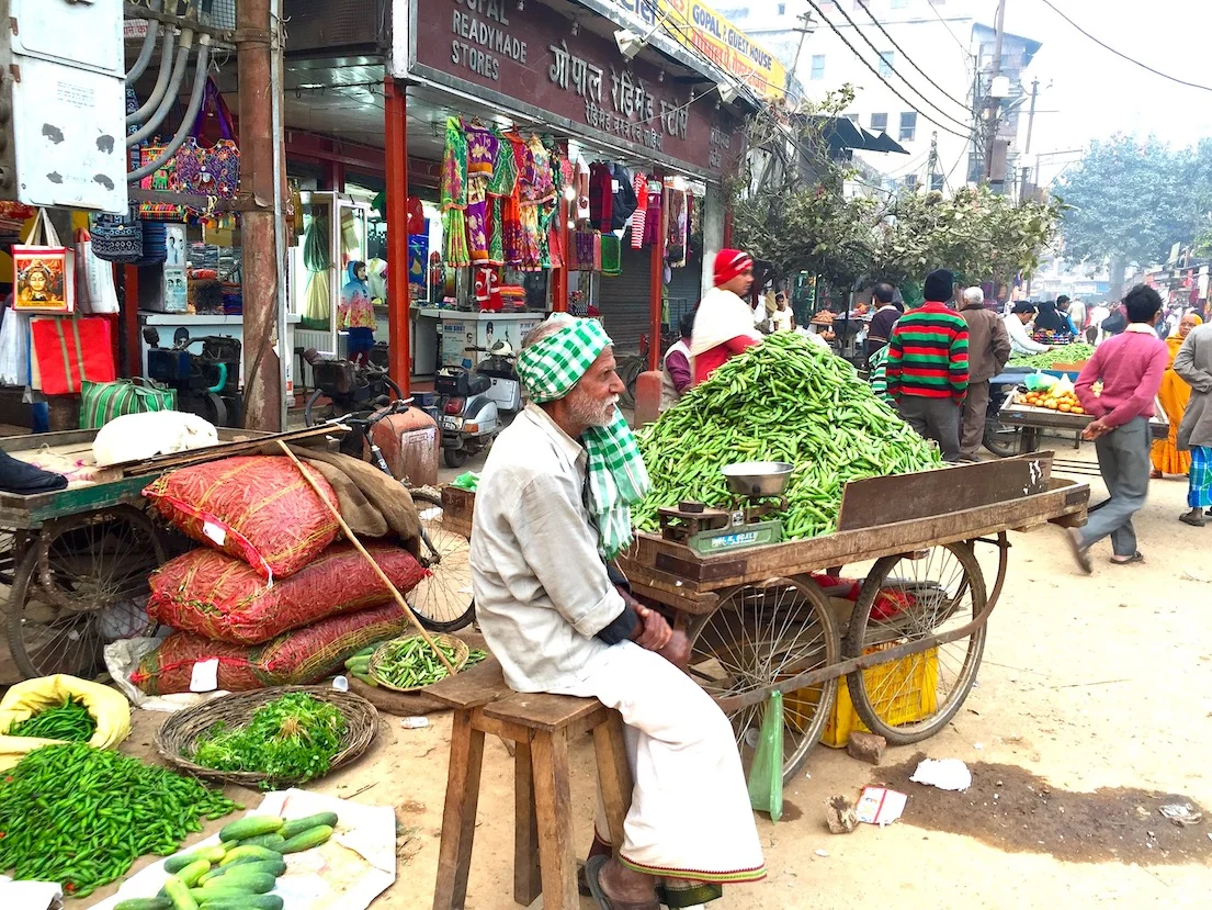 Vendedor no mercado de Varanasi, India. Foto: Patti Neves