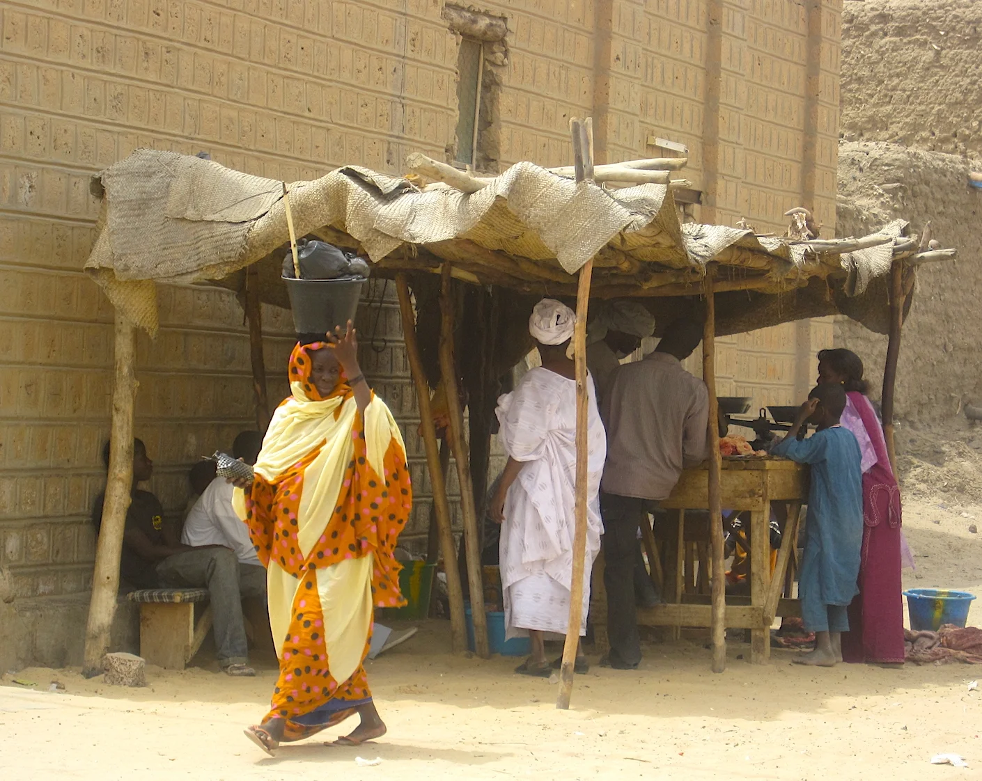 Na rua paralela ao mercado, um açougue em Timbuktu. Foto: Patti Neves