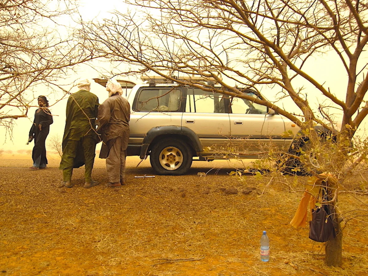 Carona em 4x4, ao sul de Timbuktu, Mali. Foto: Patti Neves