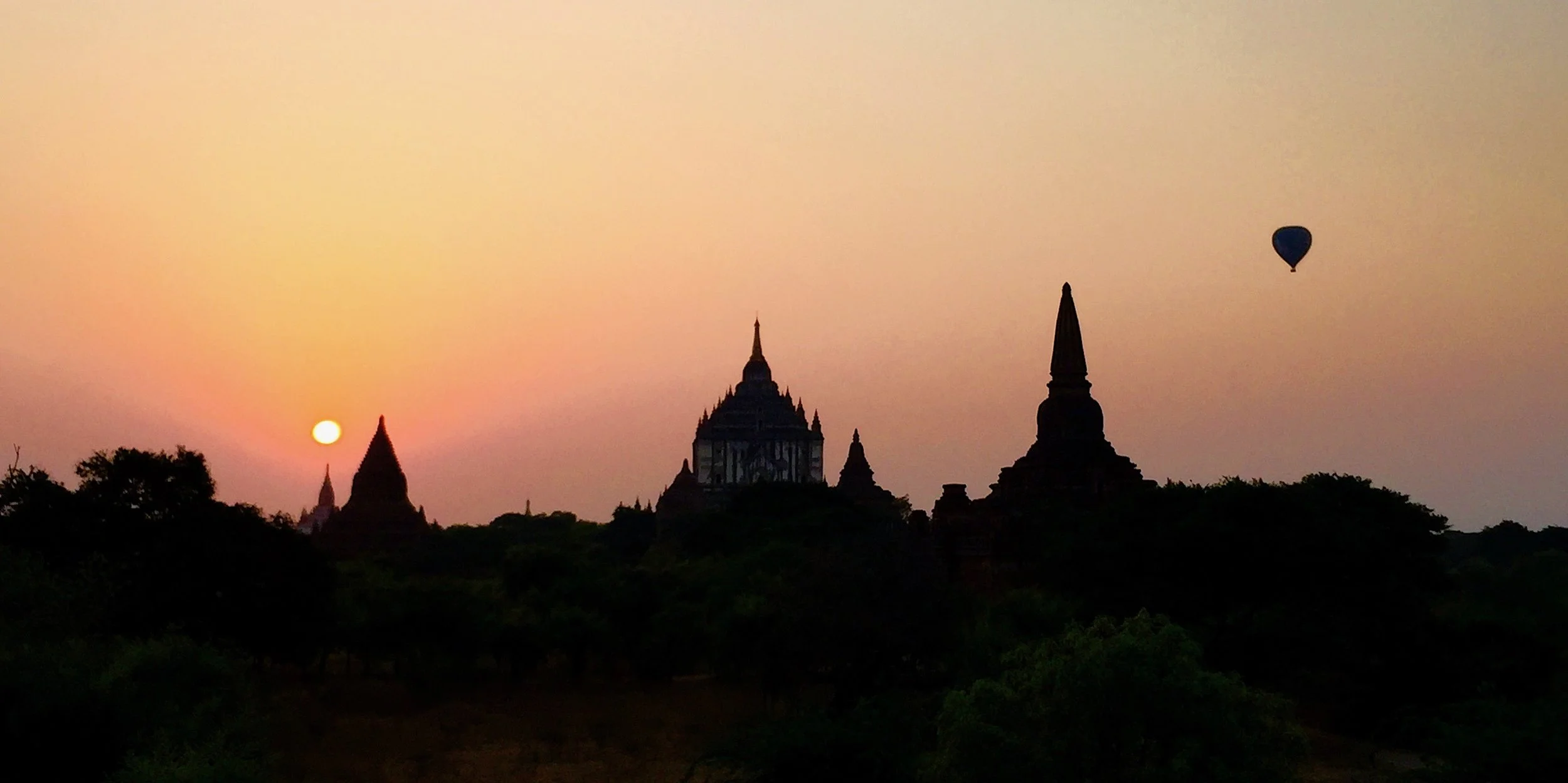 Seis da manhã em Bagan, e o último balão da temporada. Foto: Patti Neves