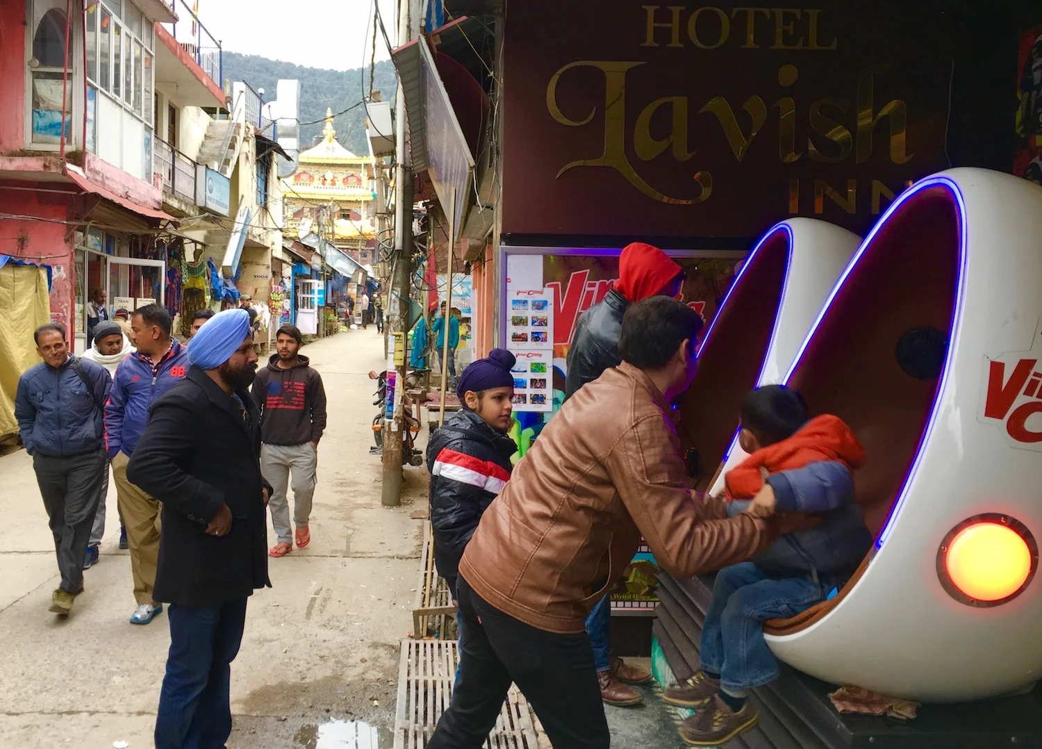 Man play with kids in McLeod Ganj, India. Foto: Patti Neves