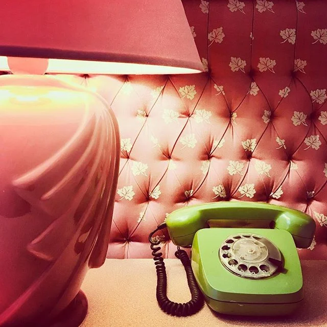 And then people look at the photo and think that we paid a fortune in a shabby chic, vintage place.

NO. It was just a freaking outdated hotel ...😆
And it was quite cheap and very charming actually!

I dialed zero to talk to the front desk and ordered tea. And it know what? It worked . . . ☕️
.
.
.
.
.
Daí a pessoa olha a foto e pensa que pagamos uma fortuna em um hotel shabby chic, vintage, mas NÃO!

Era um hotel velho pra caralho só isso... Além do mais, um dos melhores da cidade (entre os dois únicos) Kkk

Querem ficar mais chocados?
Disquei o zero para falar com a recepção e pedi um chá. 
E pasmem, funcionou!!
.
.
.
.
.
#devoltaparaofuturo #backtothefuture #kerman #irã #missãovt #culturapersa #revistaviajar #revistaqualviagem #viagemtop #viajarepreciso #viajarfazbem #olfschool #vintagehotel #shabbychicdecor #iran #irão #rotadaseda #mochileirosgrupofechado #silkroad #travelblogger #blogueiradeviagem #amazingplaces #aroundtheworldtrip #iranhotel 
#persa #theglobevacationer
#dreamdestination #persepolis #iran #femaletravelbloggers #brasileiraspelomundo