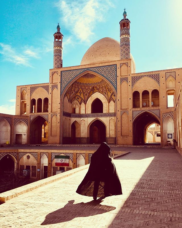 The stunning mosque of Kashan ✨
.
.
.
A mesquita de Kashan: simplesmente estonteante!
.
.
.
#mosque #kashan #iran #aghabozorgmosque #everydaykashan #muslim #muslimworld #agha #aghabozorg #pictureoftheday #blogsdeviagem #mesquita #irã #irão #amazingdestinations #beautifuldestinations #mochileirosgrupofechado 
#amazingplaces #aroundtheworldtrip
#meucliqueestadao #theglobevacationer
#dreamdestination #foody #healthyfood #foodspiration #brasileiraspelomundo