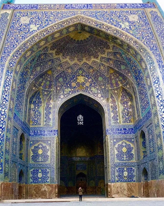 One of the largest public plazas in this planet, example of the finest Islamic art. 
Did I mention it’s located in the middle of the world? 
Go and check Google maps to situate yourself 🌙
.
.
.
Uma das maiores praças do mundo, exemplo da mais fina arquitetura islâmica. 
Será que eu mencionei que fica bem “no meio do mundo”? Olha lá no Google Maps ✨
.
.
.
#naqshejahan #naqshejahansquare #esfahan #isfahan #esfahanphoto #esfahan_isfahan #muslimworld #islamicart #islamicarchitecture #iran #iran_tourism #mesquita #irã #irão #amazingdestinations #beautifuldestinations #mochileirosgrupofechado 
#amazingplaces #aroundtheworldtrip
#meucliqueestadao #theglobevacationer
#dreamdestination #brasileiraspelomundo #viajarepreciso #viajaromundo #teheran #iran🇮🇷