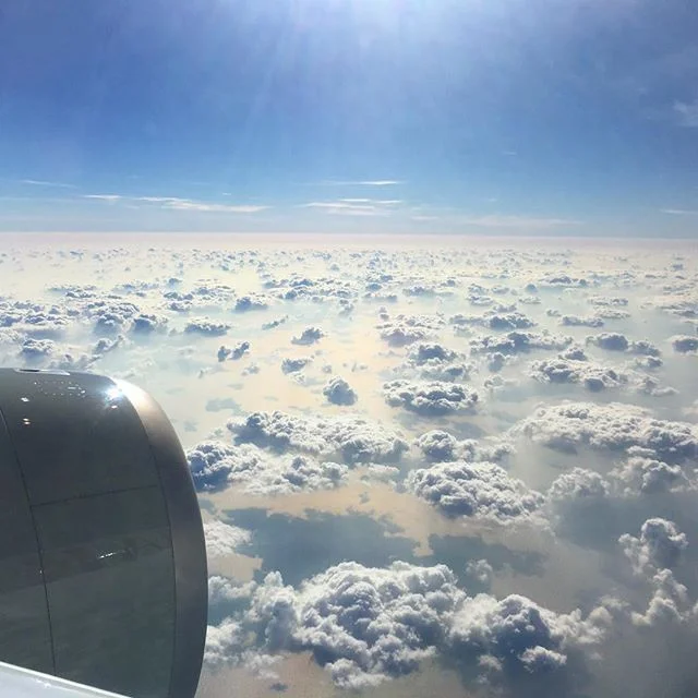 These are definitely my fav clouds of 2018 🐫 #qatar .
.
.
Mais uma vez conectando em Doha, mas dessa vez com as nuvens mais fofinhas. Chega logo Irã!
.
.
#doha #qatar #crazyclouds #cloudsoftheday #minasqueviajam #brasileiraspelomundo #blogsdeviagem #trippingunicorn 
#amazingdestinations #beautifuldestinations
#amazingplaces #aroundtheworldtrip
#meucliqueestadao #theglobevacationer
#dreamdestination