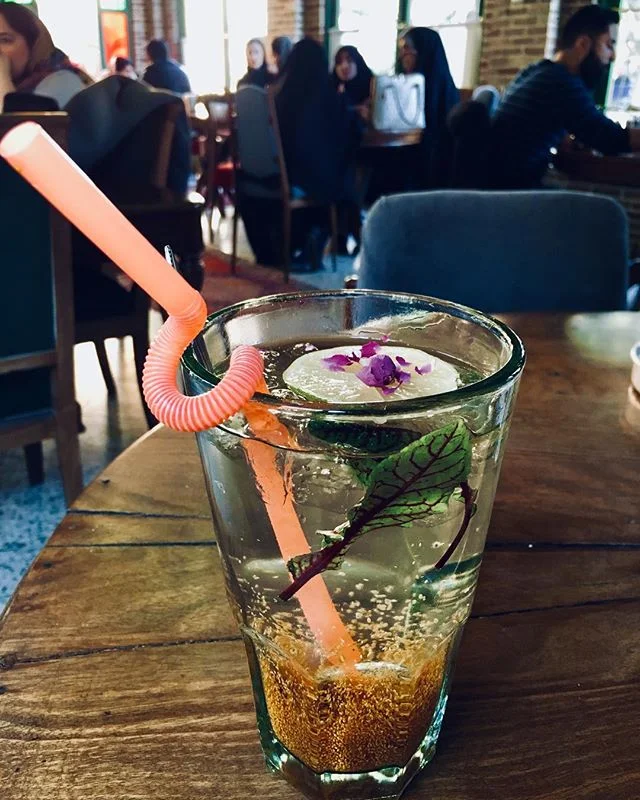 Iranian food has been one of the most unexpected things which happened so far in this trip!
We are loving it ✨
.
.
.
.
Culinária Iraniana, só uma entre as muitas coisas maravilhosas que estamos descobrindo nessa viagem 😍
.
.
.
.
#iranianfood #iran #iranians #teheran #negarestangarden #mestooran #delishkitchen #foodporndaily #pictureoftheday #blogsdeviagem #amazingdestinations #beautifuldestinations 
#amazingplaces #aroundtheworldtrip
#meucliqueestadao #theglobevacationer
#dreamdestination #foody #healthyfood #foodspiration #brasileiraspelomundo