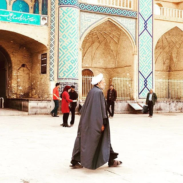 Não tenha medo do que os vizinhos vão pensar ou sobre o que vão falar... corra (ou ande) na direção dos seus sonhos.
.
.
Apenas vá!
.
.
Faça tudo o que estiver ao seu alcance para viver em plenitude e abundância, iluminando o planeta e contagiando as pessoas com a sua luz.
Quanto mais você tiver, mais poderá compartilhar.
.
.
Que em 2019 possamos julgar menos e se questionar mais: 
Será que você está brilhando com todo o seu potencial?
De que forma você poderia inspirar ou contribuir para o crescimento do outro?
.
.
Como diria Caetano: gente é pra brilhar, não é pra morrer de fome ✨
.
.
Vamos ser estrelas, nada menos que isso..!
Um excelente 2019 à todos nós!
.
.
#ultimodiadoano #ultimodiade2018 #prereveillon #yazd #silkroad #silkroadtrip #silkroads #iran #iranian #persia #halfoftheworldtour #irã #irão #rotadaseda #amazingplaces #travelblogging 
#streetphotograph #streetphoto_iran 
#dreamdestination #persian #mochileirosgrupofechado