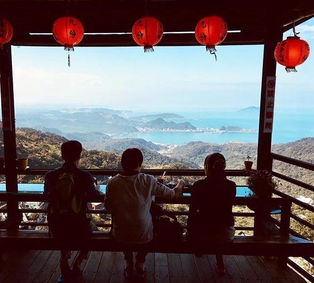 Acabamos de achar o melhor chá “panorâmico” de toda a ilha de Taiwan ❤️
As dicas vão estar no novo IG do blog. 
Se você não está seguindo ainda, bora lá me dar uma força no @tripping_unicorn
.
.
We just found the best tea with a view of the whole Taiwan 🇹🇼
I opened a new IG account just for the blog, check it out: @tripping_unicorn
.
.
#jiufen #jiufenoldstreet #jiufentaiwan #spiritedaway #taiwan #taiwanfood #beautifuldestinations #blogueiradeviagem #viajarfazbem #revistaviajar #revistaqualviagem #viagemtop #viajarépreciso #meucliqueestadao #dreamdestination #brasileiraspelomundo #viajarepreciso #viajaromundo #missãovt #revistaviajar #revistaqualviagem #viajarepreciso #viajarfazbem