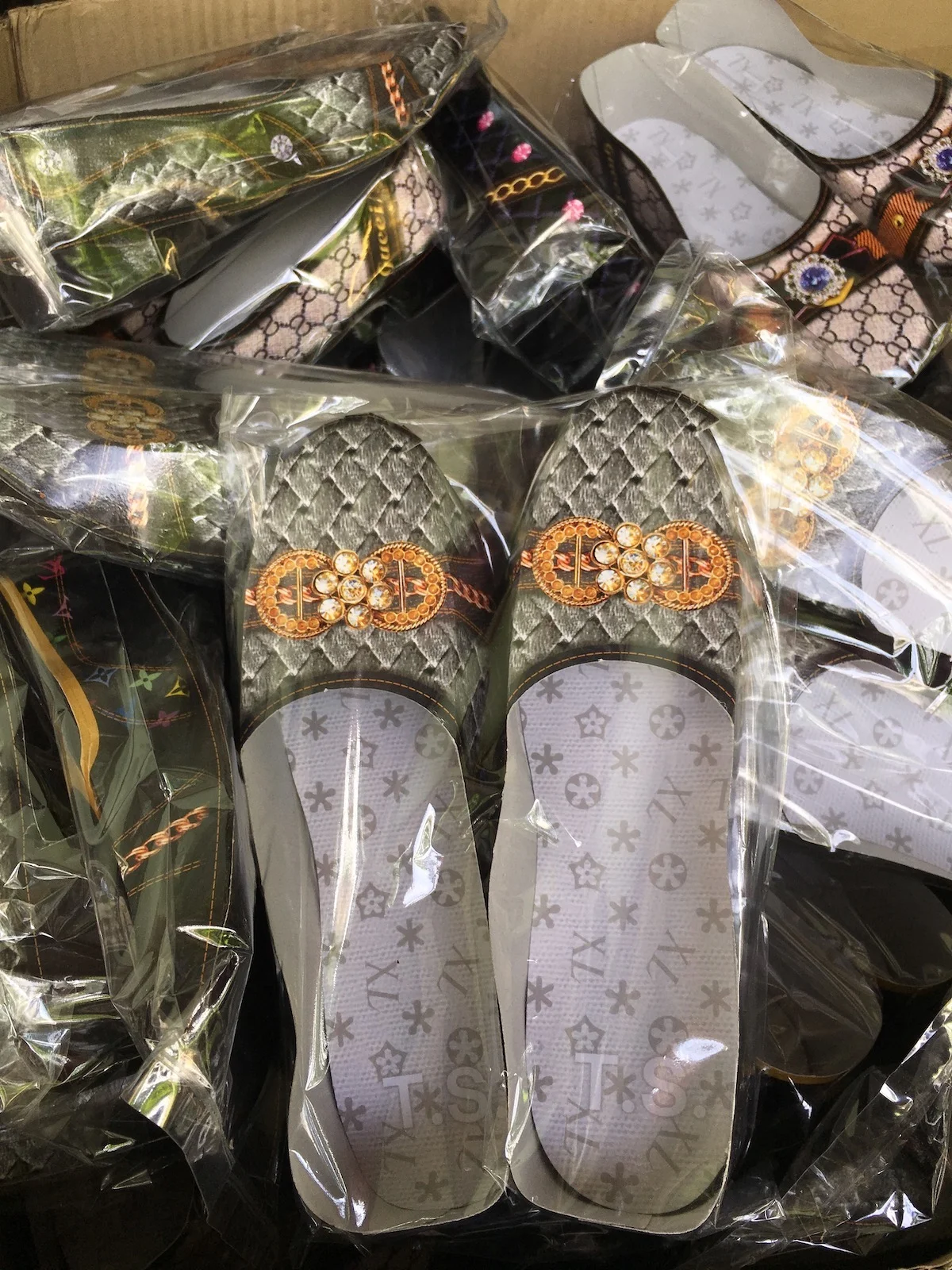 Sapatilhas de papel, Chinatown, Bangkok. Foto: Patti Neves