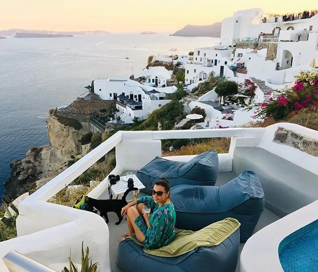 Alugue uma casinha e leve grátis um personal gato ☺️✨
.
.
Rent an apartment and get a cat for free!
.
.
#santorini #grecia #greece #greek #imerovigli #imeroviglisantorini #grèce #greece🇬🇷 #oia #mediterranean #missãovt #revistaviajar #revistaqualviagem #viagemtop #viajarepreciso #viajarfazbem #amazingplaces #aroundtheworld  #morarfora #morarforadobrasil #realidades