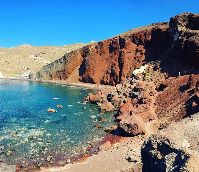 Red beach: yay or nay... ? 🤔
.
.
Gostaram dessa praia vermelha?
.
.
#redbeach #redbeachsantorini santorini #grecia #greece #greek #imerovigli #imeroviglisantorini #grèce #greece🇬🇷 #oia #mediterranean #missãovt #revistaviajar #revistaqualviagem #viagemtop #viajarepreciso #viajarfazbem #amazingplaces #aroundtheworld  #morarfora #morarforadobrasil #realidades