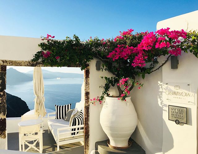 Pensa num sonho. Um paraíso dentro do paraíso ✨
.
Não queremos mais ir embora! Como faz? 🥺
.
.
#oiasantorini #oia #oiacanaves #oiacanaveshotel #santorini #grecia #greece #greek #imerovigli #imeroviglisantorini #grèce #greece🇬🇷 #oia #mediterranean #missãovt #revistaviajar #revistaqualviagem #viagemtop #viajarepreciso #viajarfazbem #amazingplaces #aroundtheworld  #morarfora #morarforadobrasil #realidades #sourbbv #blogdeviagem #brasileirasnoexterior