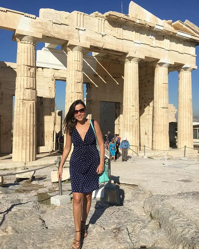 Hey Patti, fica mais pra direita pra esconder os turistas 😏
.
Nah. Um dos lugares mais visitados do mundo, berço da civilização ocidental, da filosofia, da literatura, da dramaturgia e da democracia... 🌿
.
Porque ainda tem gente « falsificando » fotos no IG em pleno 2019? 
Atenas é cheio sim. 
Lotado. 
E nós amamos assim ♥️
.
#atenas #athens #acropolis #grecia #greece #greek #grèce #oia #mediterranean #missãovt #revistaviajar #revistaqualviagem #viagemtop #viajarepreciso #viajarfazbem #amazingplaces #aroundtheworld  #morarfora #morarforadobrasil #realidades #sourbbv #blogdeviagem #brasileirasnoexterior #mulheresdeatenas #greece🇬🇷