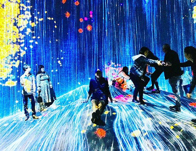 🇯🇵 Mudando de pato pra ganso, voamos da Grécia pro Japão e a viagem mudou radicalmente!
Já é a terceira vez que passamos por aqui, mas o tempo nunca parece ser o suficiente.
.
Estaremos aqui pelos próximos 10 dias, visitando amigos japoneses e descansando... Quem é que já veio visitar o museu digital @teamlab_borderless ?
Experiência recomendadíssima!
.
Já estou sofrendo por não conseguir fazer tudo o que queria em Tóquio (mais uma vez 🙄)!
.
#digitalart #lights #exhbit #teamlabborderless #teamlab #tokyo #japaneseness #japanesestyle #japan #art #borderless #revistaqualviagem #viagemtop #viajarepreciso #viajarfazbem #amazingplaces #aroundtheworld #morarfora #morarforadobrasil #crazyrealities #sourbbv #blogdeviagem #brasileirasnoexterior