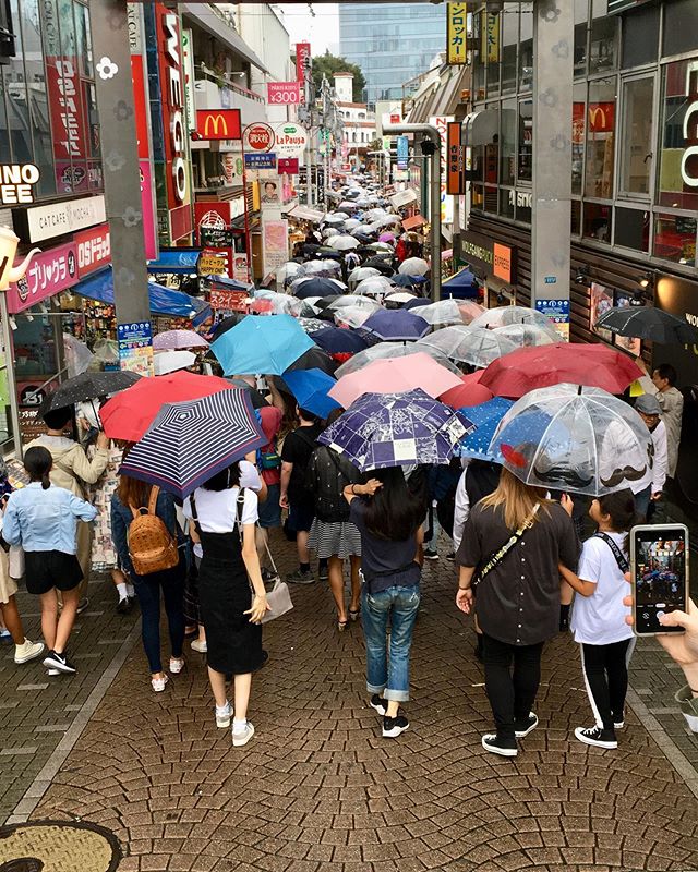 Anyone want to join? 😆
.
.
#takeshita #takeshitastreet #happysunday #tokyo #toquio #japão #tokyo #japaneseness #japanesestyle #japan #art #borderless #revistaqualviagem #viagemtop #viajarepreciso #viajarfazbem #amazingplaces #aroundtheworld #morarfora #morarforadobrasil #crazyrealities #sourbbv #blogdeviagem #brasileirasnoexterior