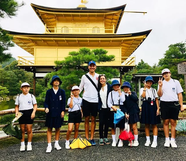 Playing the celebrities @ the golden pavillion 🤩
.
.
As crianças pediram uma foto com essas duas exóticas criaturas ocidentais. 
Aproveitei e pedi pro prof. tirar uma pra mim também 😉
.
Isso também acontece com vocês quando vocês viajam? 
Sempre acho muito engraçado kkk
.
#goldenpavillion #kinkakuji #kinkakujitemple #japão #kyoto #japan #rbbv