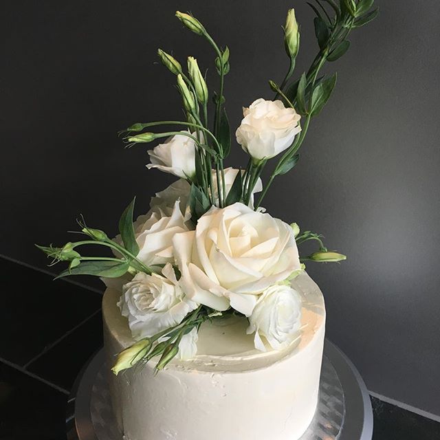 A pretty cake for a special August Wedding Day!

#summerwedding #whiteweddingflowers #weddingcake #vanillabuttercream #chocolatecake #augustwedding #itssopretty #specialday #cakeisdelicious #deliciousness #kimberly_desserts #schindellegi #switzerland
