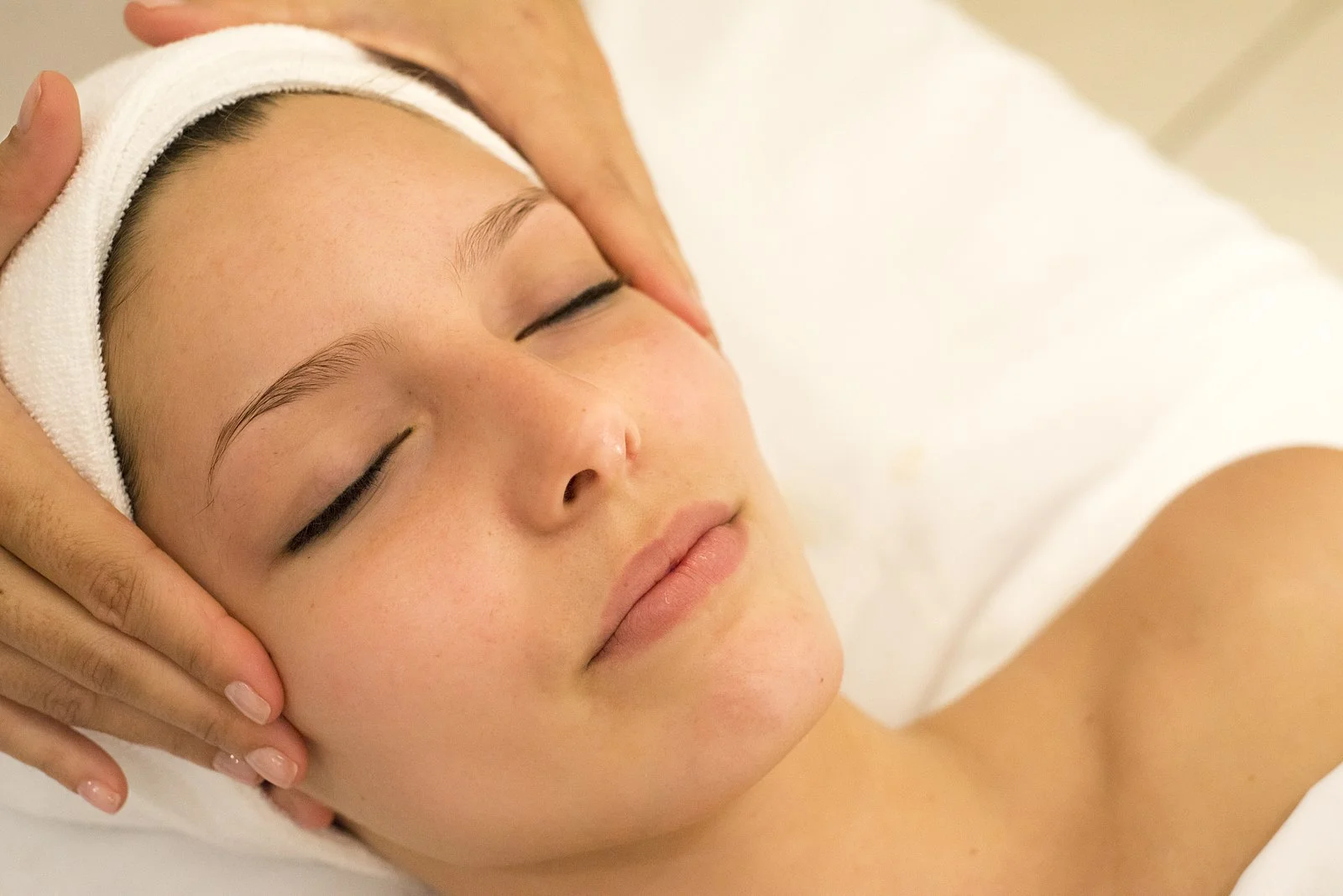 1600px-MASAJE_FACIAL.jpg