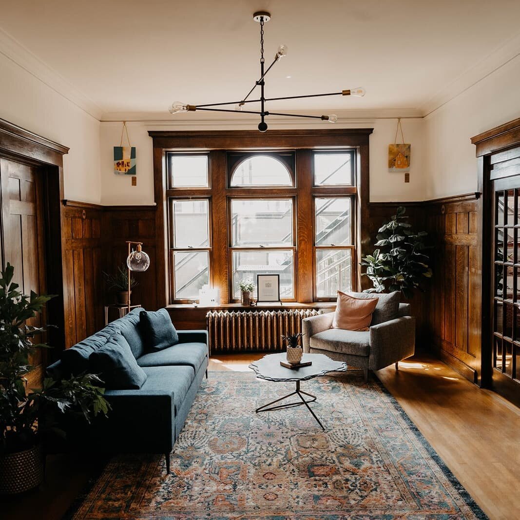 Your office waiting room should be cozy and welcoming.  @omahamagazine @heyrachcreative @blksheepomaha @article @jaipurliving @rowefinefurniture 

#omahanebraska #nebraskalife #waitingroom #interiordesign #nebraska #remodel #nebraskaphotographer #oma