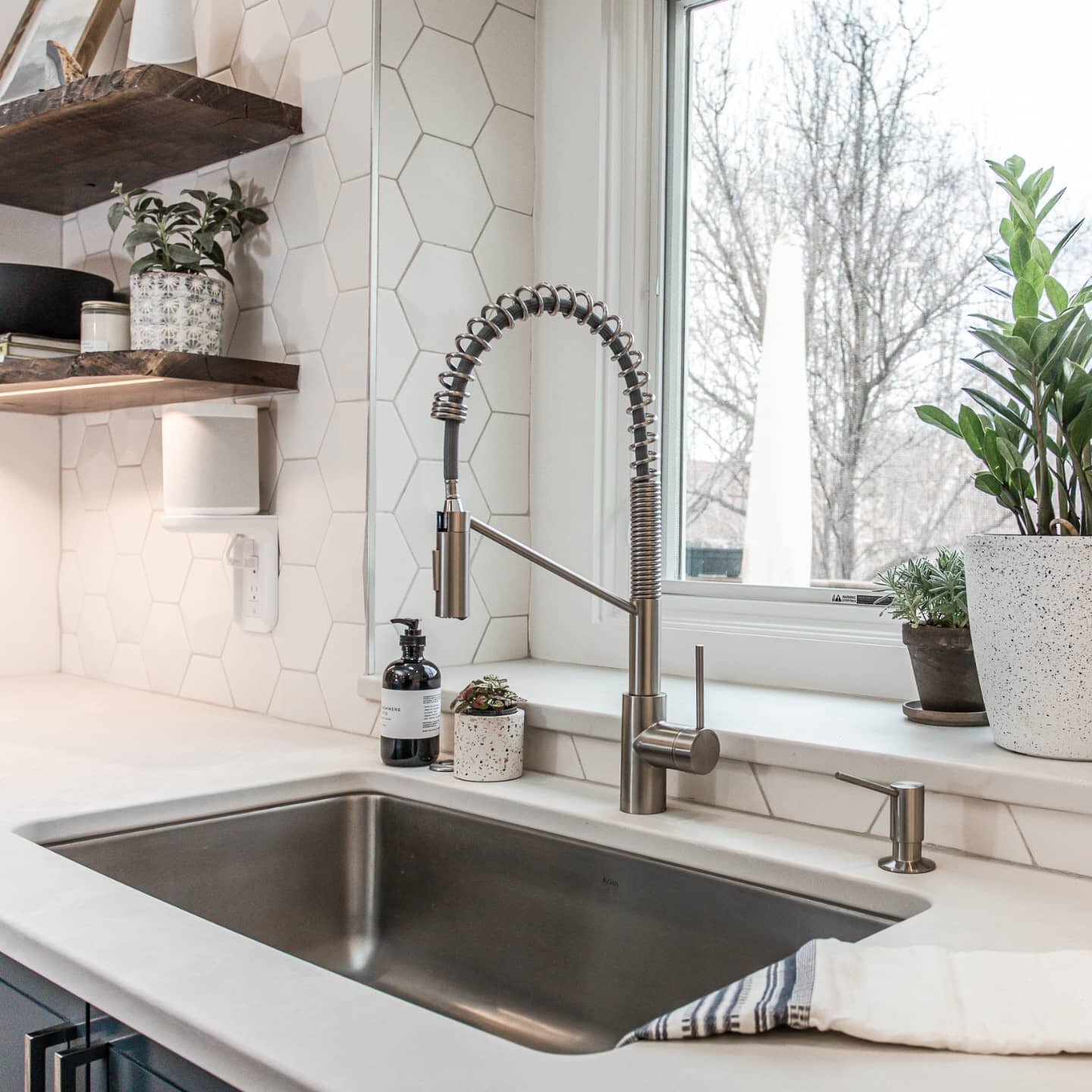 Tile selections are also about transitions!!! We used a metal @schlutersystemsna edge around 3 outside corners, and a piece of quartz on the window sill.  These details are so important!!!

#omahaconstruction #nebraskaphotographer #interiorstyling #o