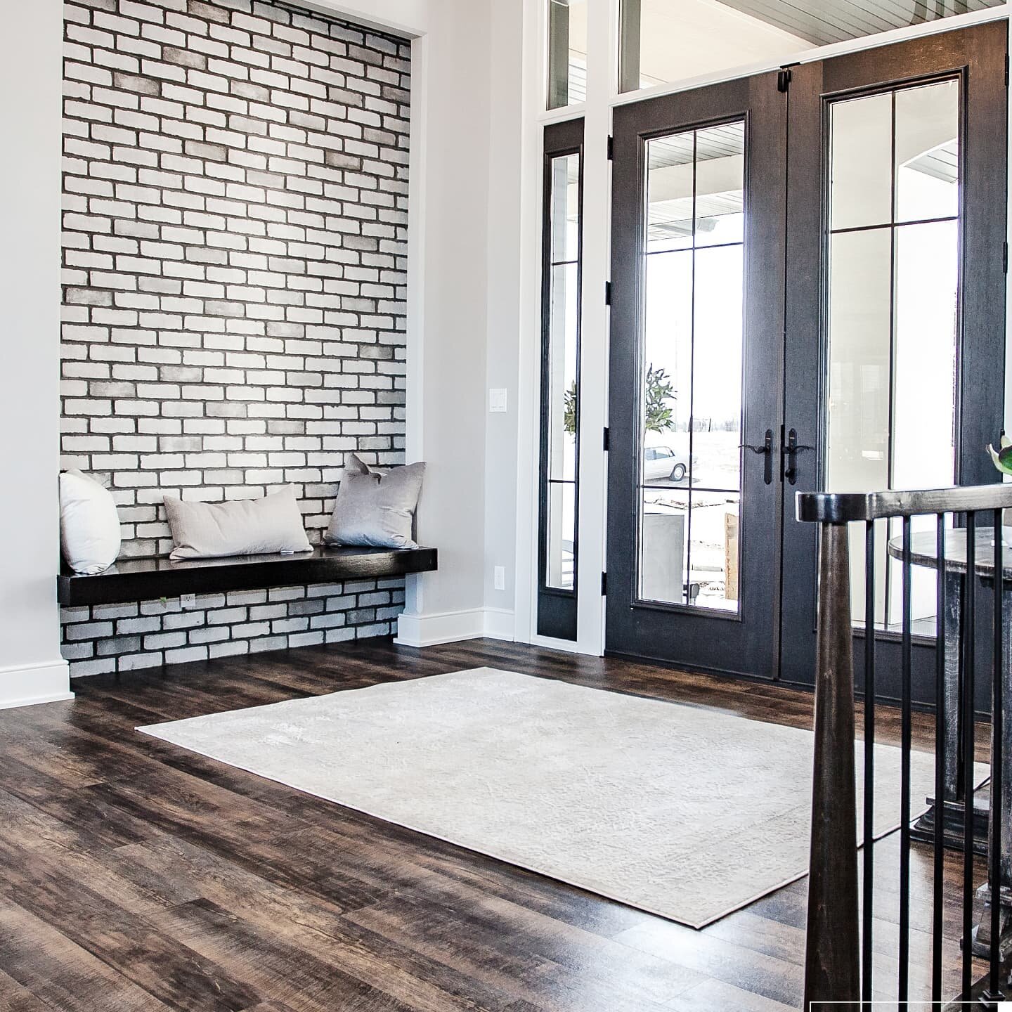 I love a good bench detail in an entryway....we balanced the stairs other right of the door with this brick unset and floating bench....

@jbloomphotography @blksheepomaha 
#omahaconstruction #nebraskagirl #myinteriorstyle #nebraskaphotographer #inte