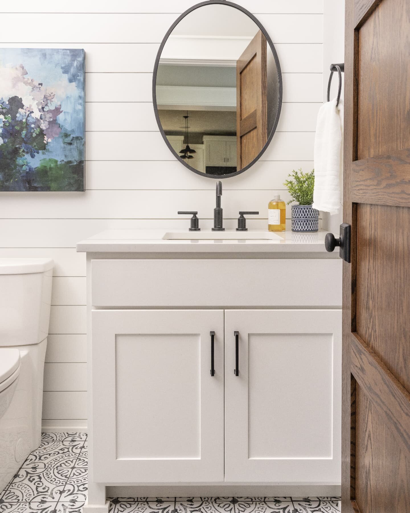 A little powder bath love, don't forget this is one of the busiest rooms during holiday gatherings. 

@danadamewoodphotography @blksheepomaha 

#omaharemodeler #interiordesign #myinteriorstyle #bathroomdesign #powderroom #nebraska #nebraskaphotograph