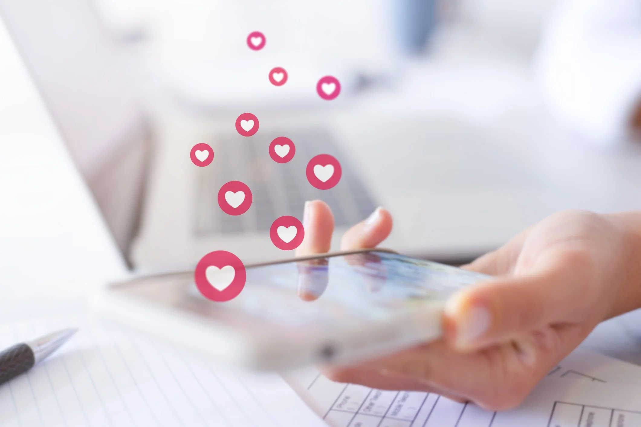 Online Dating Vs. Offline Dating: Pros and Cons