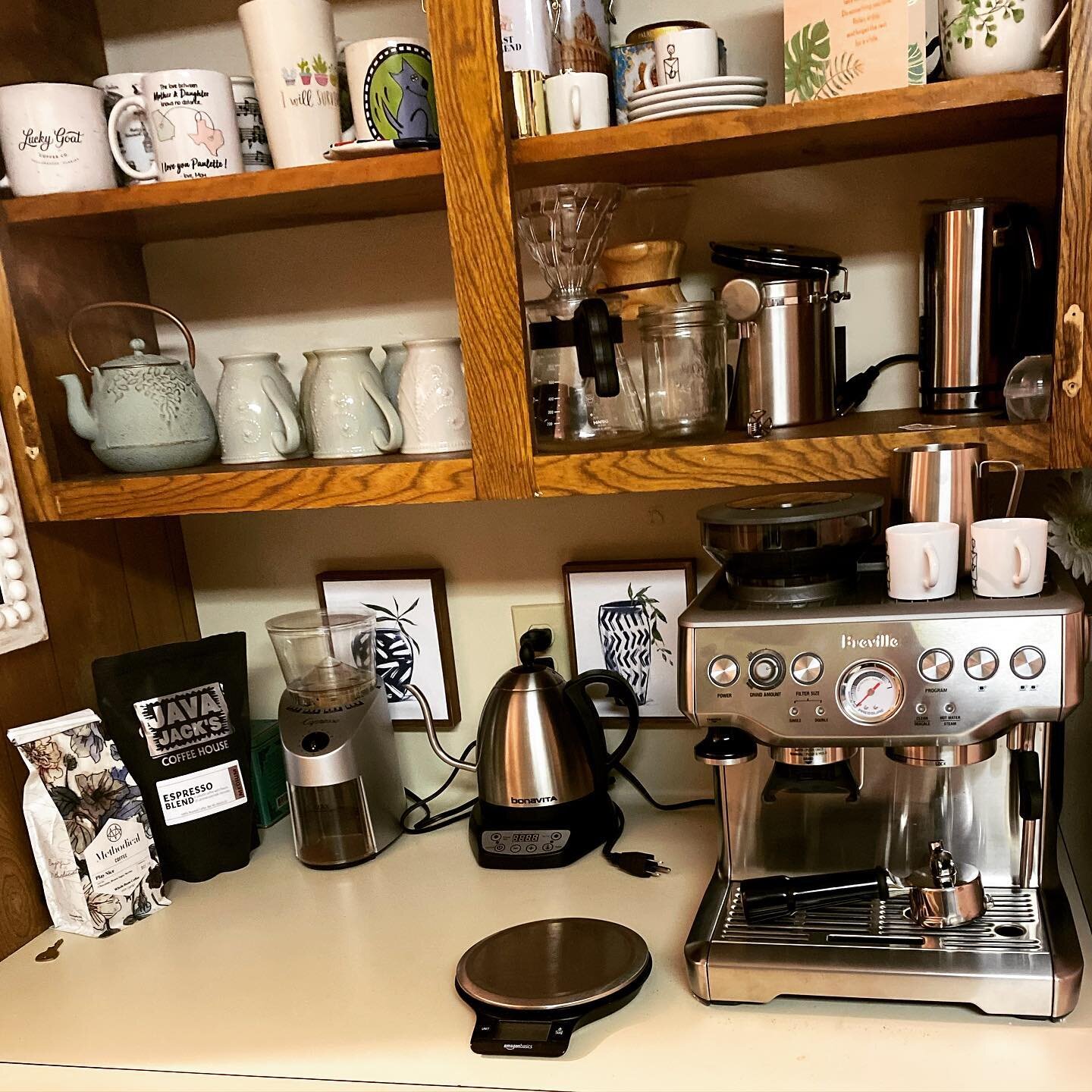 Updated the coffee station at our house with a Breville Barista Express! @ptt_wandergram  and I love making espresso drinks in the morning. More options for our caffeine kick!
#coffee #coffeelover #barista #espresso