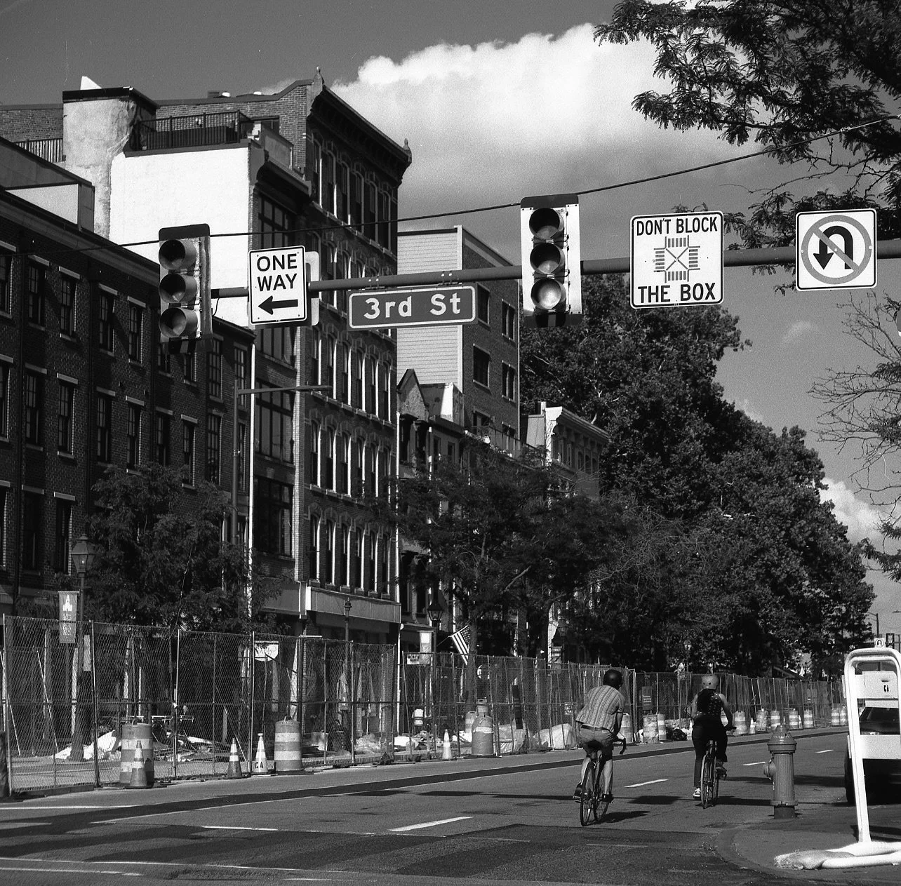 The one word that comes to my mind when looking back at this shot down Market Street is &ldquo;movement.&rdquo;

📷 Mamiya C220, 135mm 4.5
🎞 Kentmere Pan 100