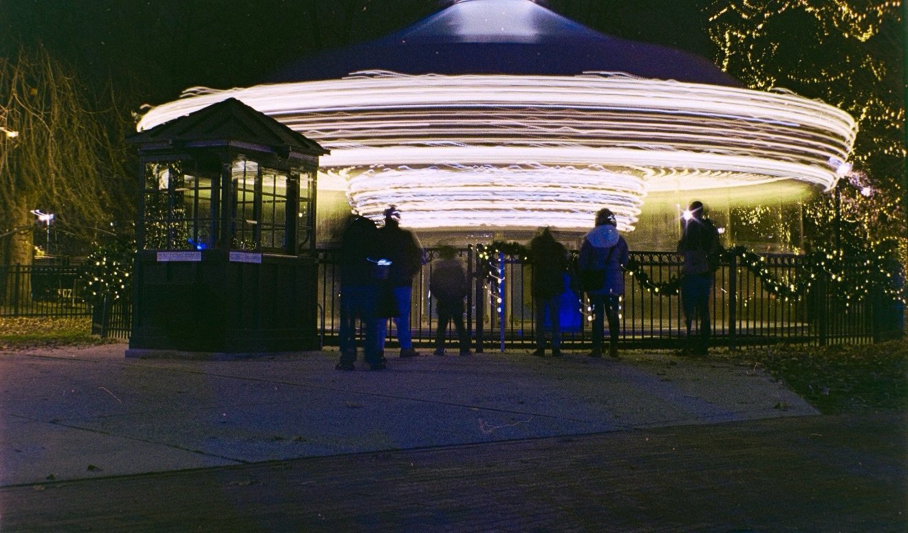 When a merry-go-round becomes a flying saucer!

📷 Canon Eos Elan, Mamiya-Sekor 55mm 1.4
🎞 Fujicolor 400