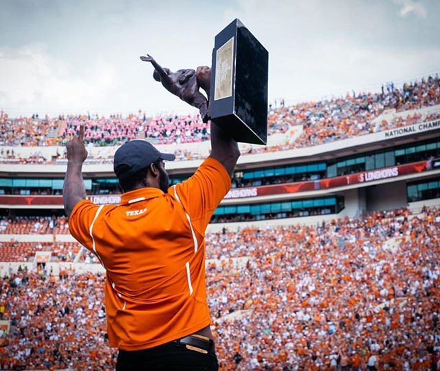 🎥: @texasfootball
20 years ago @williams took home the Heisman Trophy. -
-
-
#heisman #heismantrophy #rickywilliams #football #texasfootball #texas #texaslonghorns #austin #atx #hookem #beer #wine #liquor #cocktails