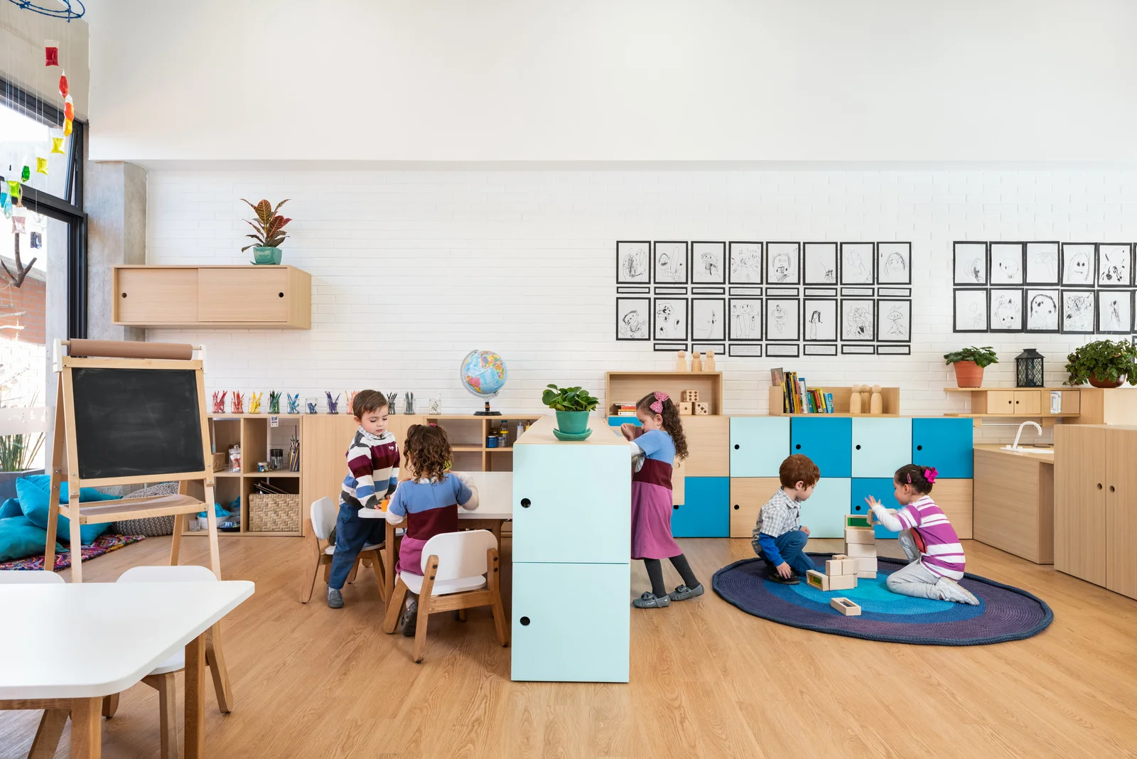 Interiorismo por EstudioFernandaOrozco | Sillas y mesas por STUL FURNITURE.