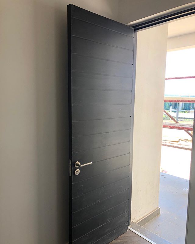 Nearing completion of the supply and installation of the entrance and internal doors at stand 104 steyn city. @steyn_city @bcoconstruction  #entrancedoors #interiordoors #horizontalslats #flushdoors #joinery #carpentry #shadowlineframes #customjoiner