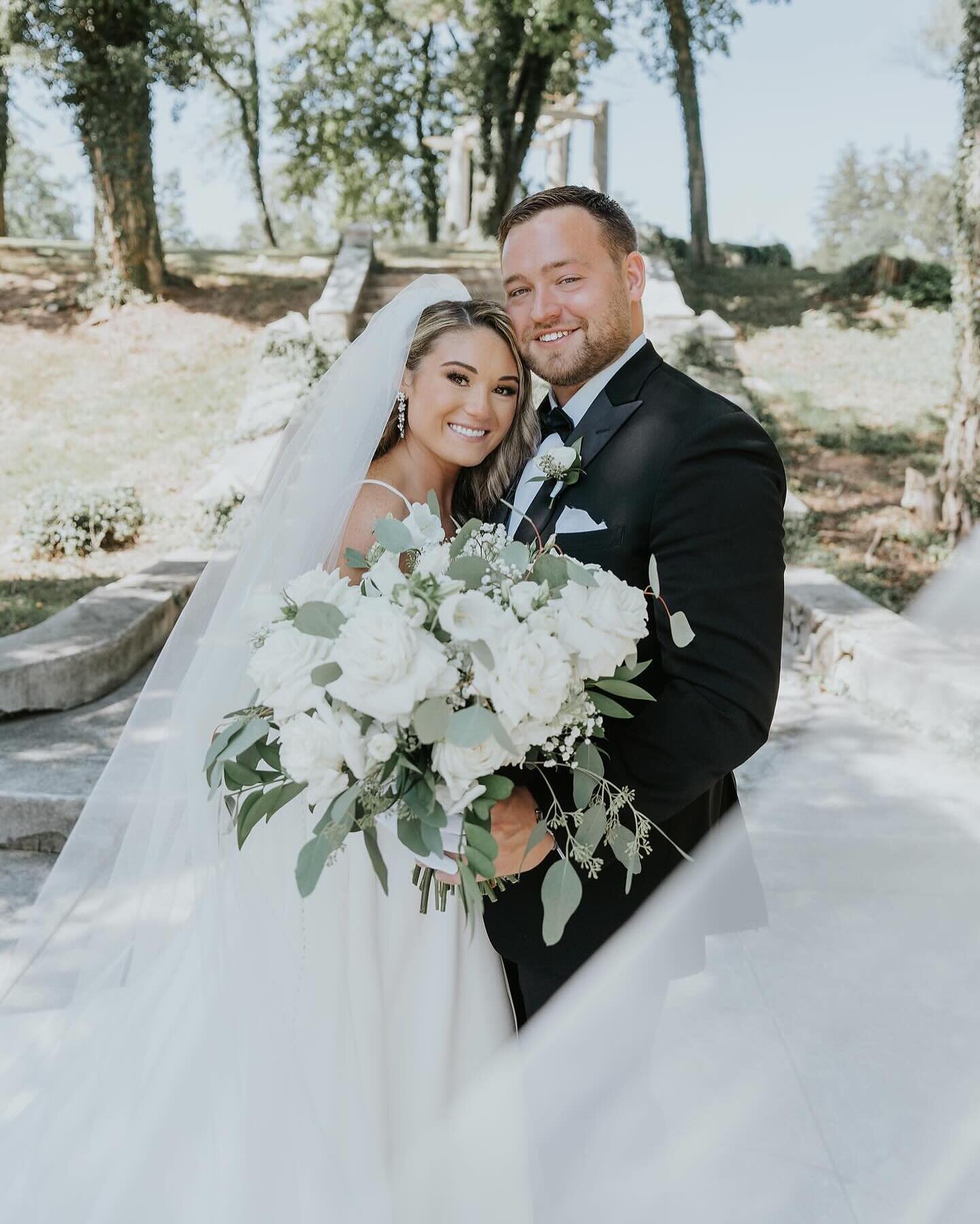 Happy first day of Spring!! 💐🤍

Spring means big smiles and beautiful florals like these beauties from @hannahjohnson_77 &lsquo;s big day!! Hannah, you are absolutely stunning and we can&rsquo;t thank you enough for sharing this big day with us! Ch