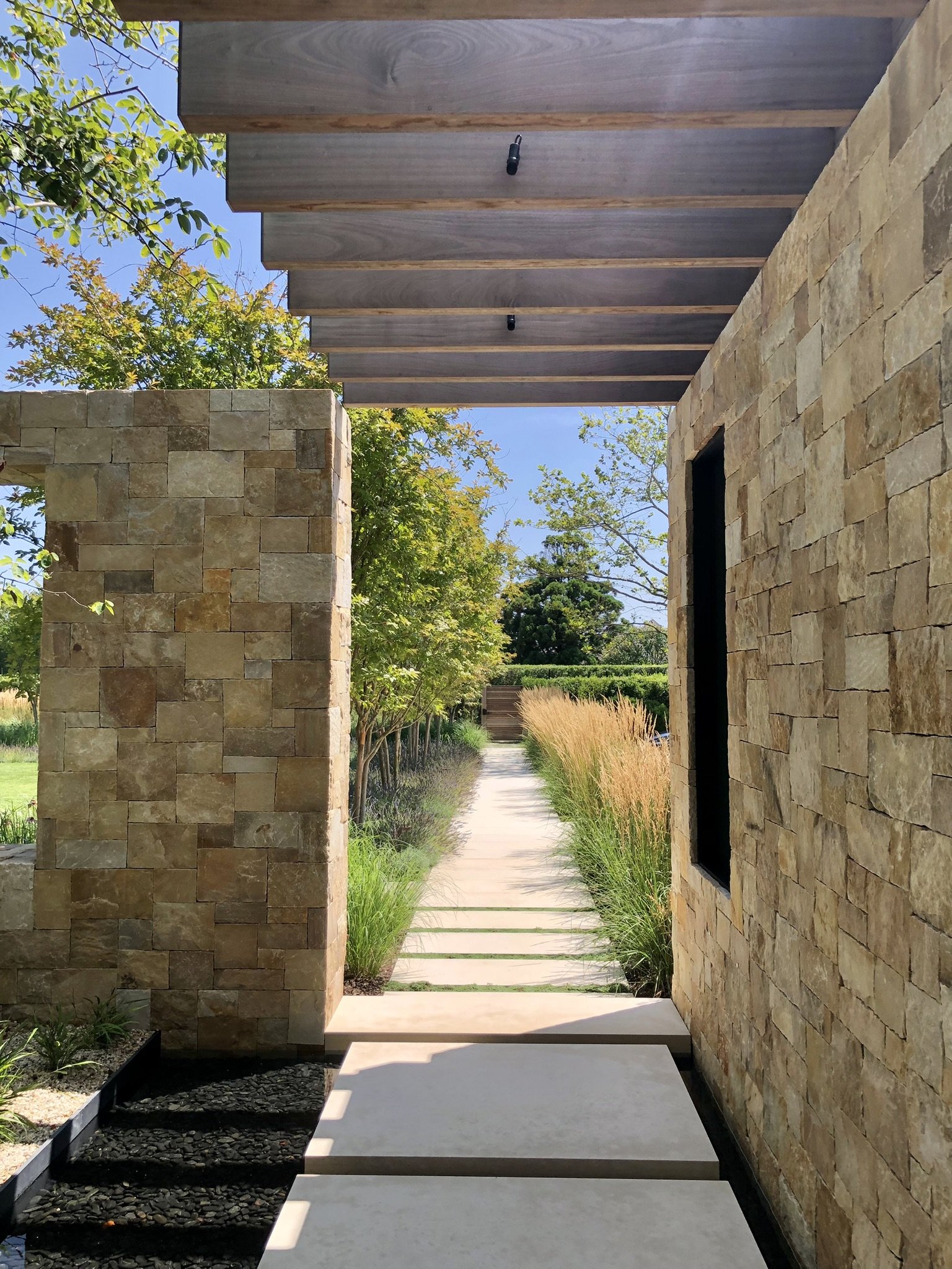 EAST HAMPTON MODERN ENTRY GARDEN