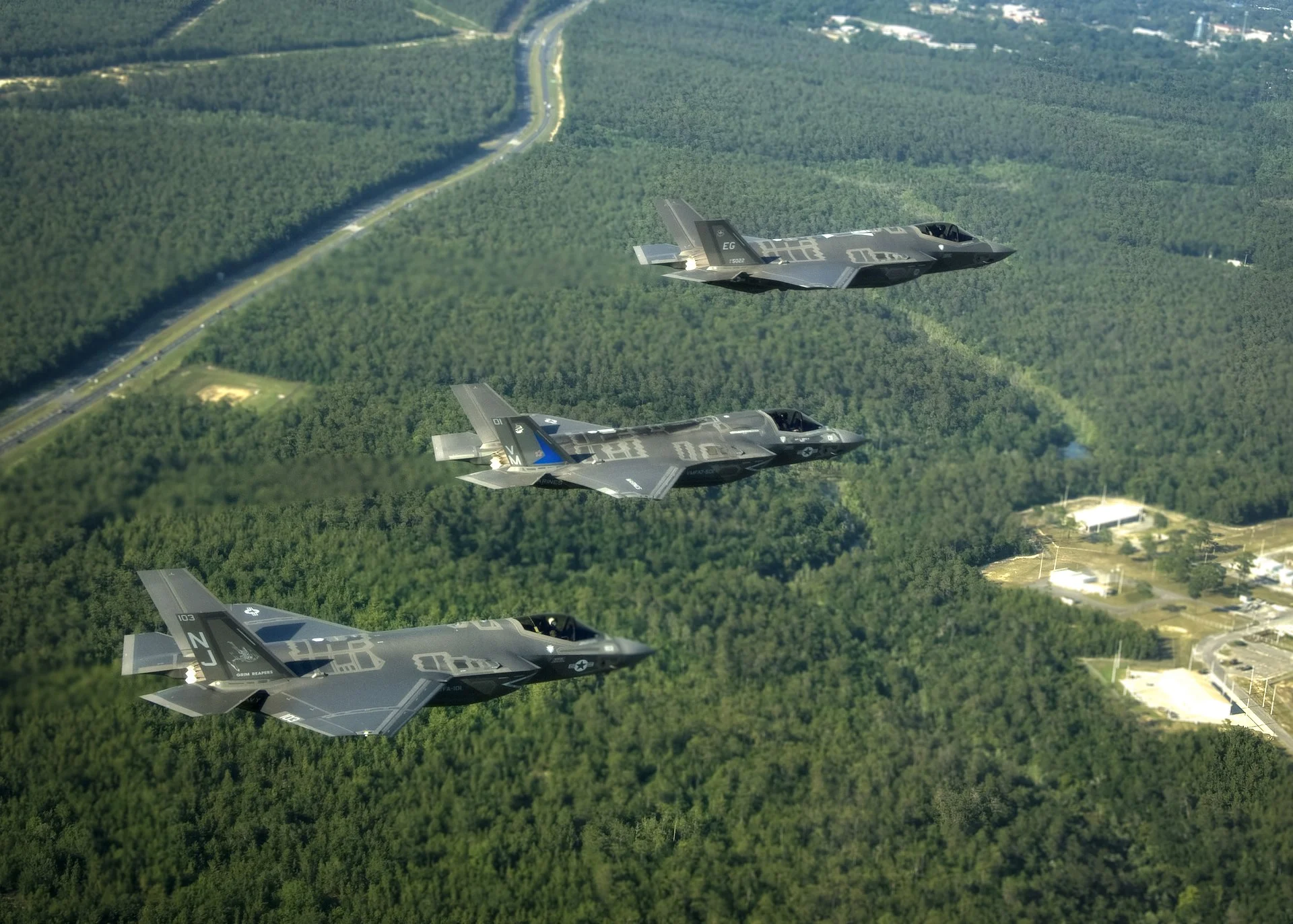 1920px-F-35_Lightning_II_variants_in_flight_near_Eglin_AFB_in_2014.jpg