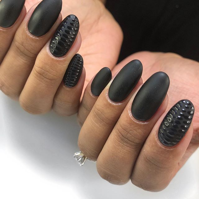 Matte &amp; shiny 🖤🖤🖤 &bull;
&bull;
@opi &ldquo;black onyx&rdquo;
@luminary_nail_systems empower matte top coat and empower top coat (both no wipe)
Tip: if you have a light that has a low cure setting try using it with the matte top coat to help r